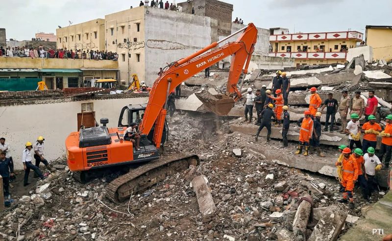 Surat Building Collapsed: सूरत में गिरी पांच मंजिला इमारत, 7 लोगों की मौत, मलबे में कई लोगों के दबे होने की आशंका