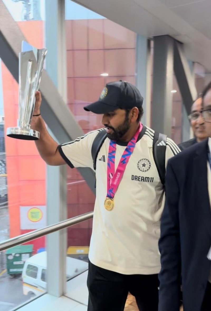 World Champion Returns: 17 साल बाद T-20 World Cup ट्रॉफी लेकर वतन लौटे World Champion, दिल्ली एयरपोर्ट पर स्वागत के लिए उमड़े फैंस, PM मोदी से आज मिलेंगे खिलाड़ी, देखें Video