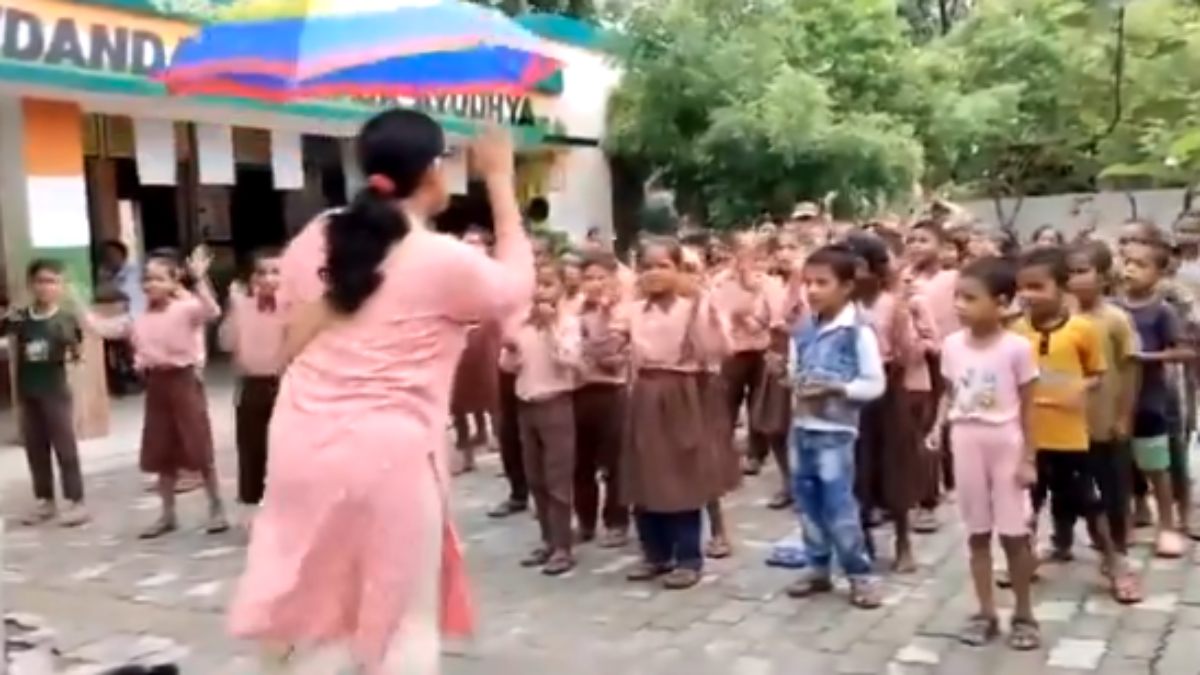 बारिश का मौसम था, दिन बड़ा ही ऑवसम था… शिक्षिका का छात्रों के साथ डांस वीडियो वायरल, बच्चों से कराई ये एक्टिविटी