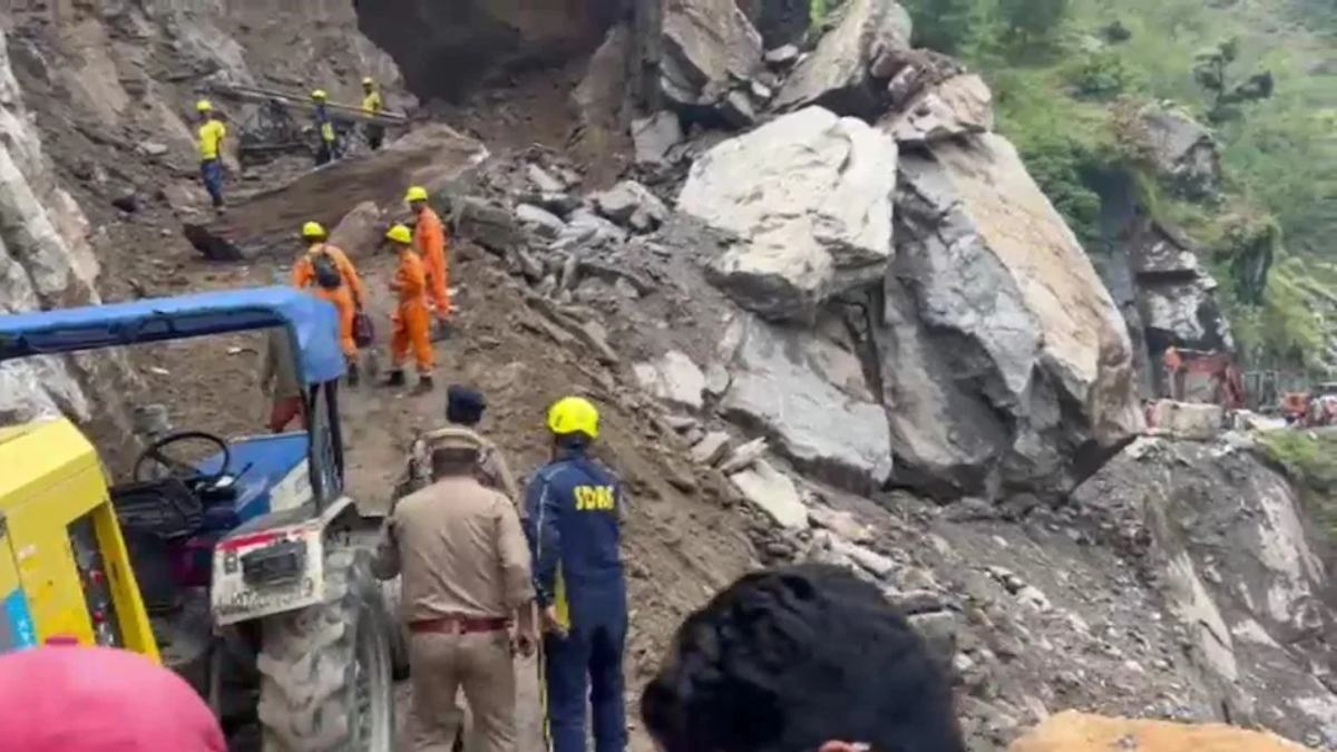 Uttarakhand Landslide Video: फिर दरक रहे देवभूमि के पहाड़! जोशीमठ-बद्रीनाथ हाईवे 48 घंटों से बंद
