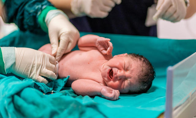 ये कैसी मां! बच्चे को जन्म देने के तुरंत बाद मां ने किया 1 लाख में सौदा