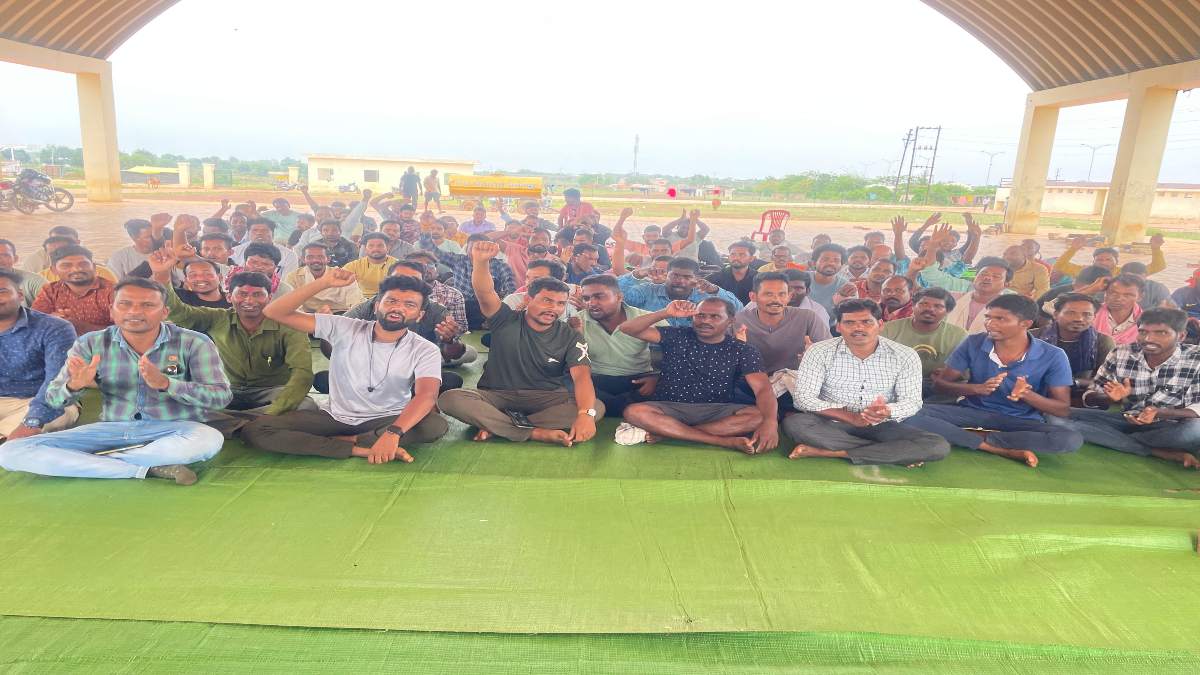 क्रेडा विभाग के कर्मचारी अनिश्चितकालीन हड़ताल पर, अनुबंध विरोध में कर रहे प्रदर्शन…