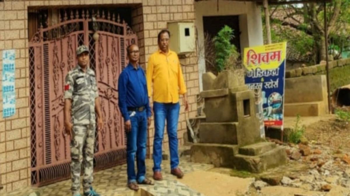 झोला छाप डॉक्टरों पर प्रशासन की कड़ी कार्रवाई: बिना योग्यता के 8 क्लिनिक किए सील, कई अपंजीकृत दवाखाना, मेडिकल स्टोर और लैब्स को भी जारी किया नोटिस