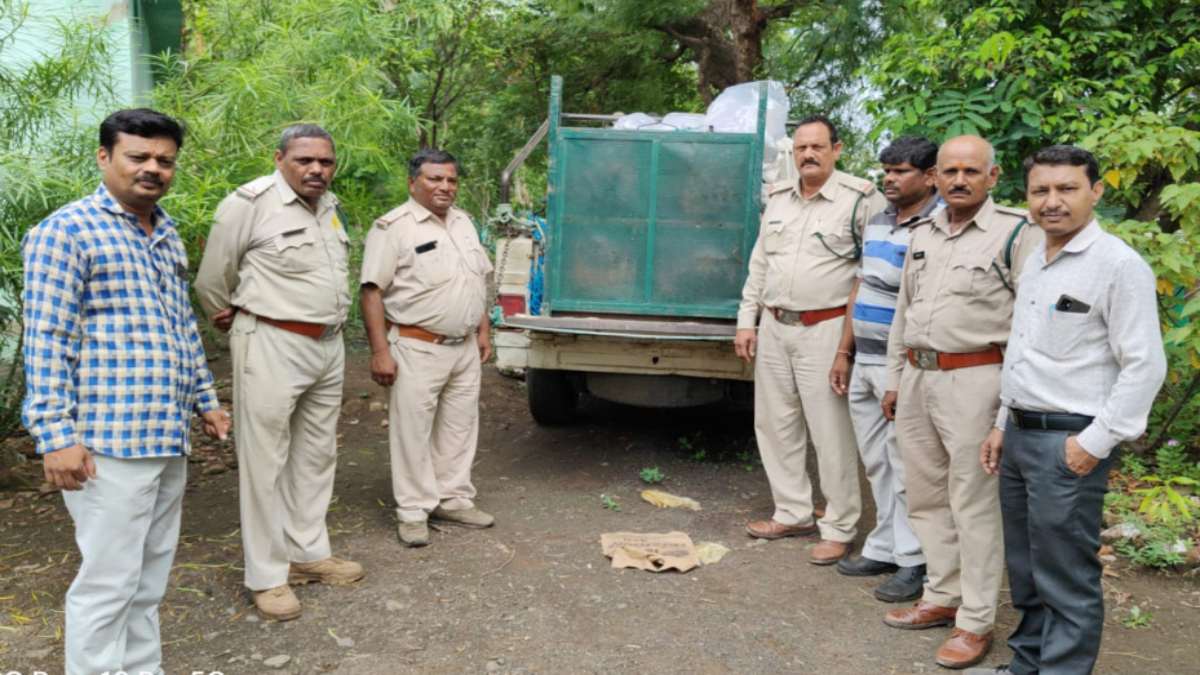 पुजारी पर हमला करने वाला तेंदुआ पिंजरे में कैदः देर रात वन विभाग की टीम ने किया रेस्क्यू