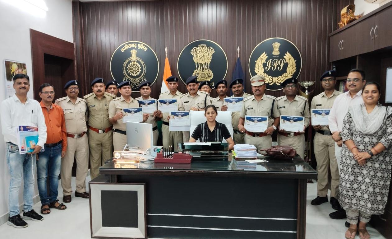 उत्कृष्ट कार्य करने वाले 15 पुलिस अधिकारी-कर्मचारी बने ‘कॉप ऑफ द मंथ’, पुलिस अधीक्षक ने किया सम्मानित