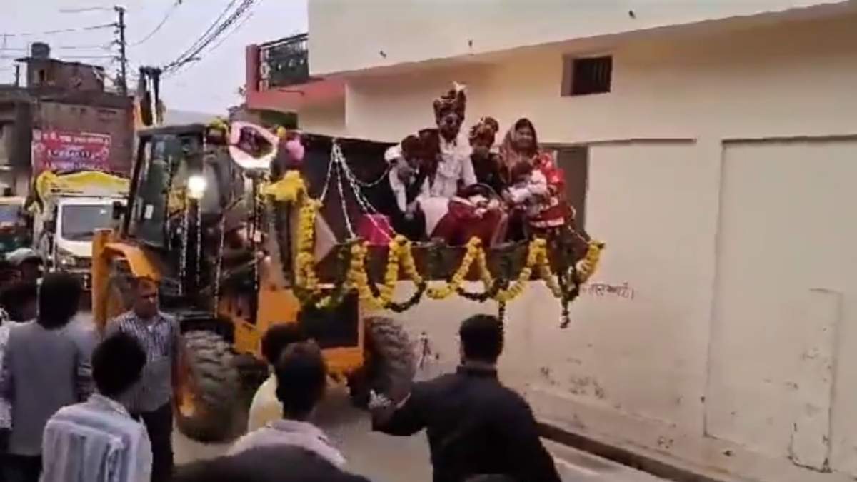 ‘बुलडोजर वाले बाबा’ का जबरा फैन! ऐसे बारात लेकर पहुंचा दूल्हा, देखते ही लोगों की आंखें फटी की फटी रह गई