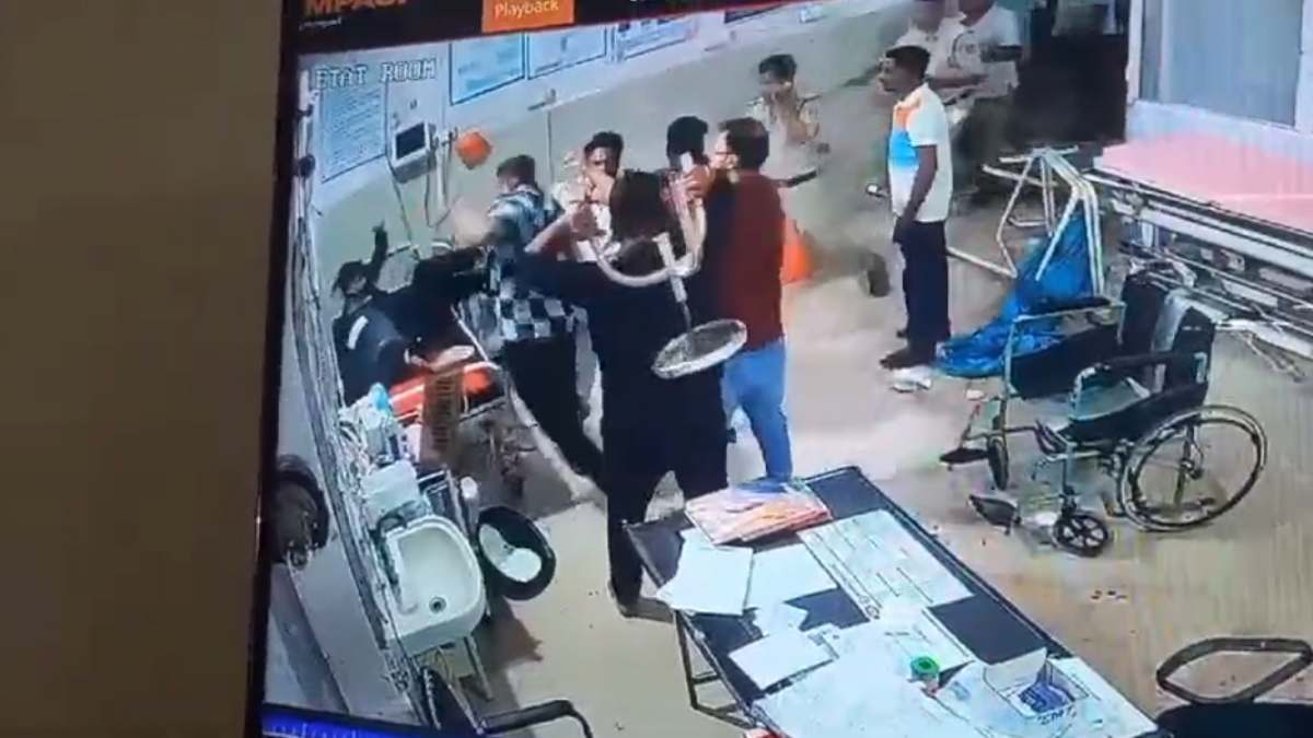 मारपीट के बाद अस्पताल आए दो पक्षों में फिर हुआ विवाद, पुलिस जवान के समाने जमकर की मारपीट, घटना CCTV में कैद