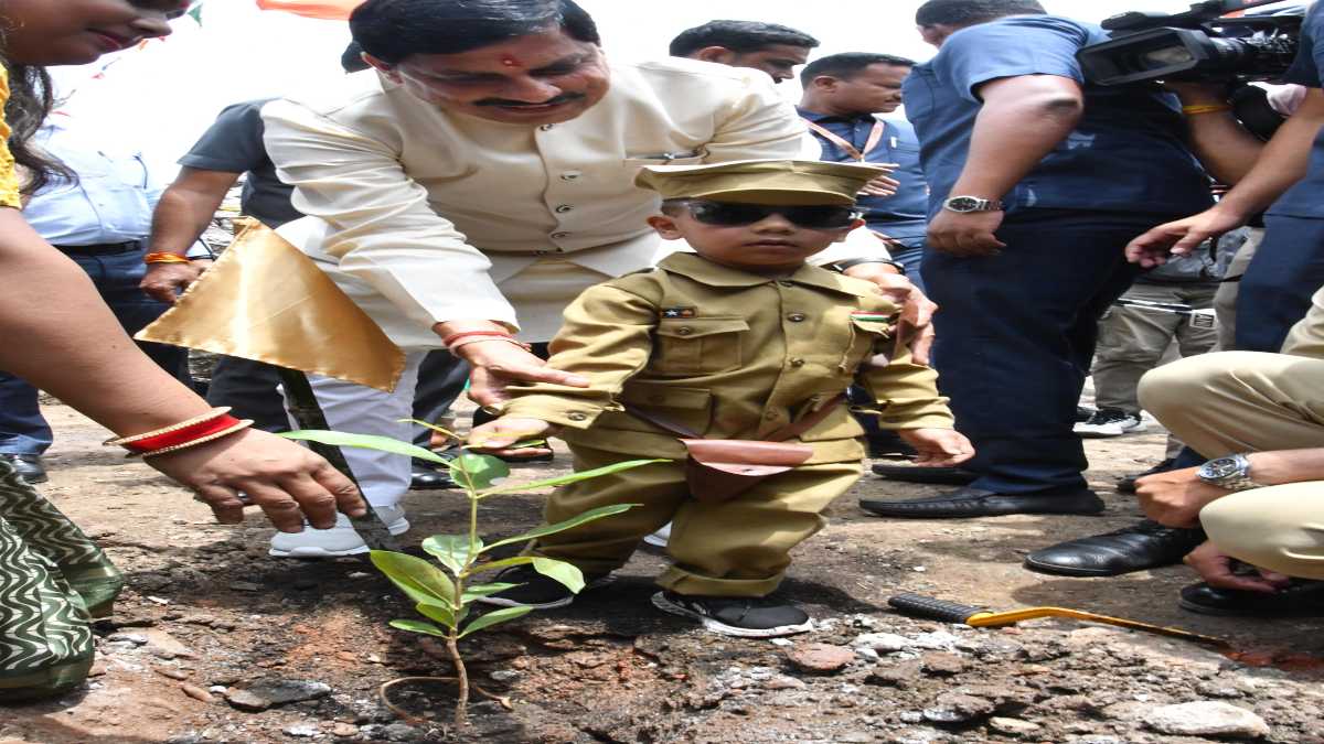 एक पेड़ मां के नामः पुलिस परिवार के साथ सीएम डॉ मोहन ने रोपे पौधे, बोले- यह जनअभियान का हिस्सा बन गया