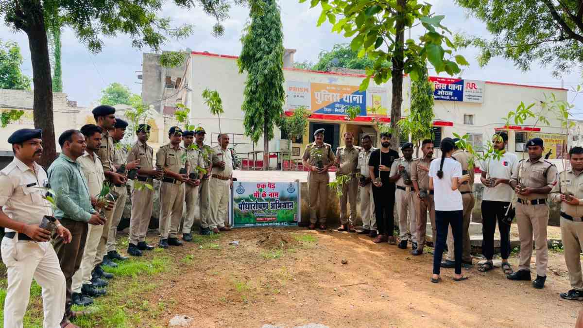 एक पेड़ मां के नाम: निवाड़ी में पुलिसकर्मियों ने थाना परिसर में लगाए 100 पौधे, सुरक्षा की ली जिम्मेदारी