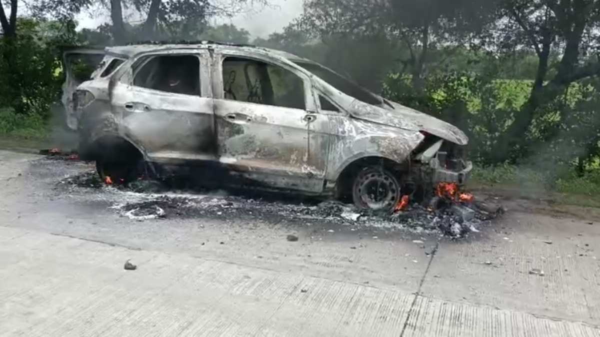 बड़ा हादसा टलाः चलती कार में लगी आग, चालक सहित 3 लोगों ने गेट तोड़कर बचाई जान