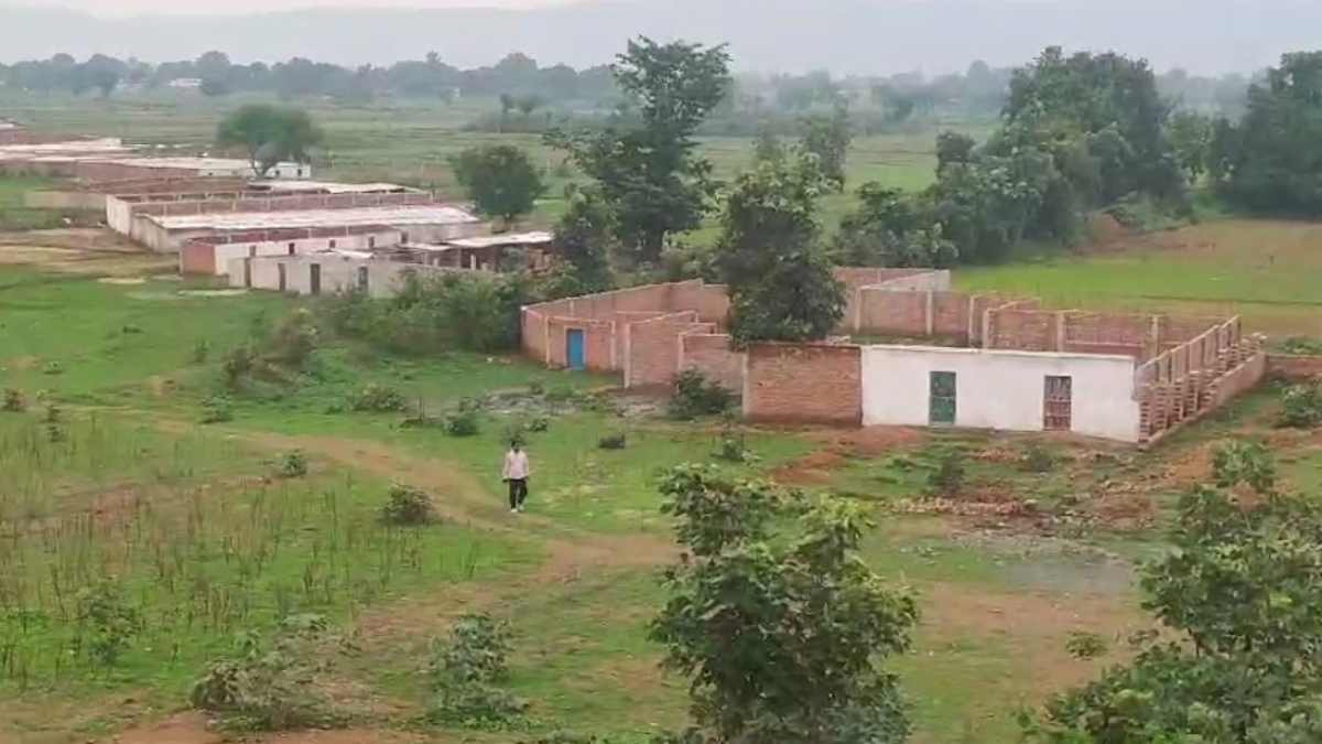 जमीन की खरीद और नामांतरण पर रोक: पोस्टर लगाने के बाद भी भू-माफिया ने बनवाए 2500 घर, कलेक्टर ने मुआवजा राशि देने से किया इंकार