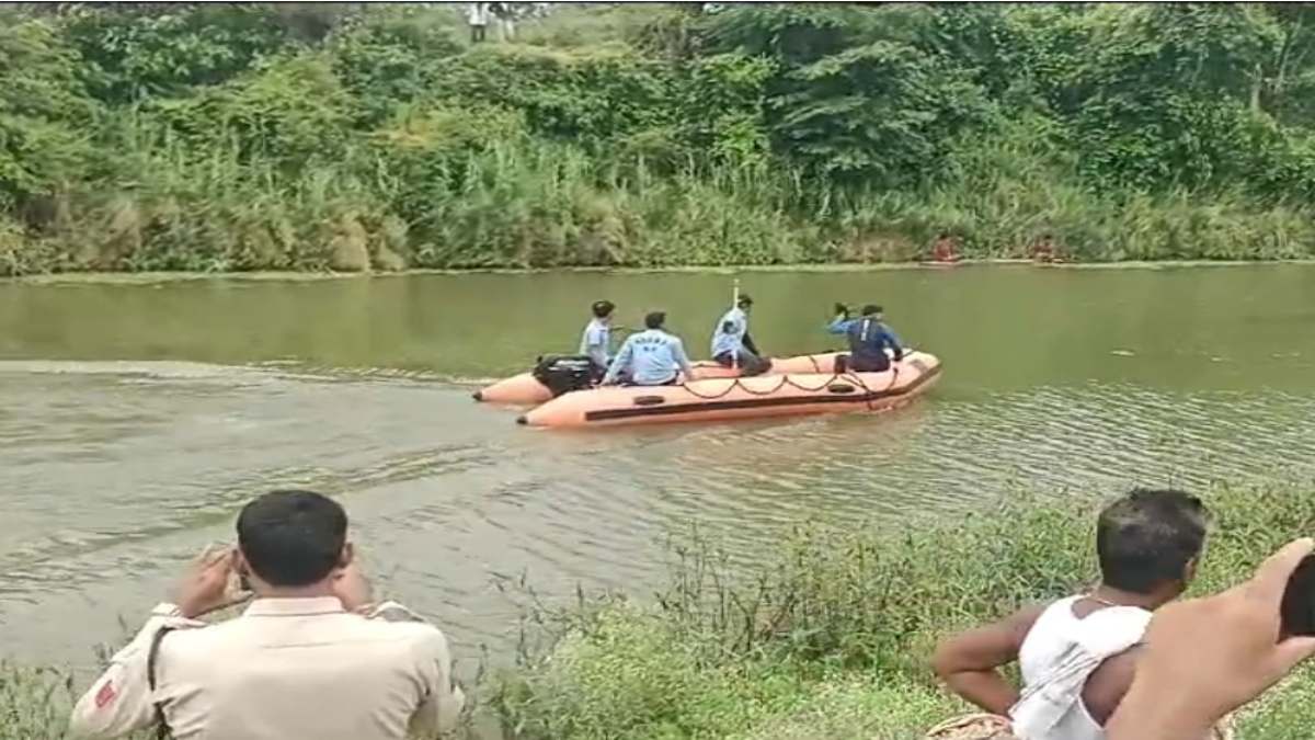 पिता के साथ नदी में नहा रहा था किशोर, पीछे से आए मगरमच्छ ने निगला , तलाश जारी