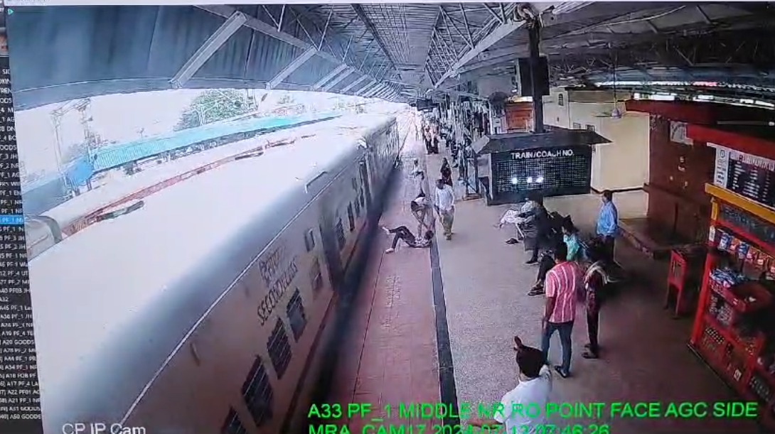 RPF आरक्षक बना देवदूत: चलती ट्रेन के नीचे आया युवक, जवान ने दौड़कर युवक को बाहर खींचा, देखें वीडियो