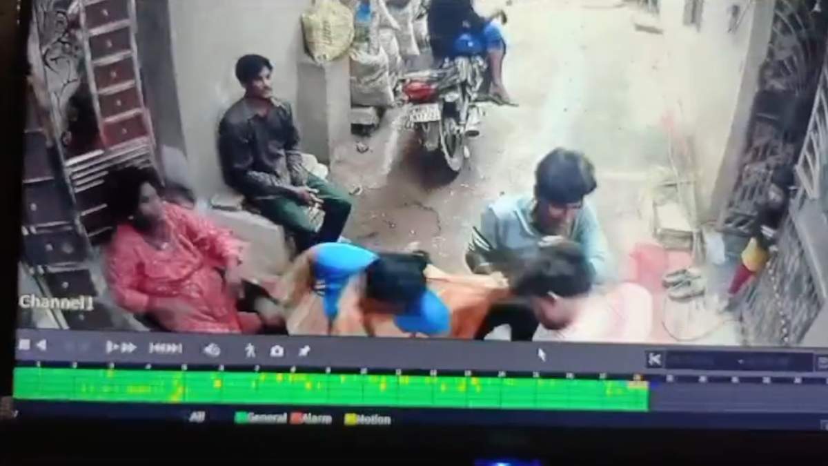 बस इस बात पर पड़ोसियों ने की युवक और उसकी मां से मारपीट, घटना CCTV में कैद