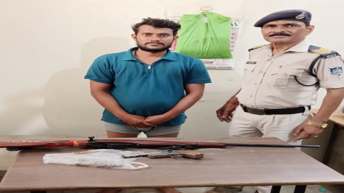 पूर्व विधायक के बेटे और भांजे की गुंडागर्दीः पुलिसकर्मियों को दी वर्दी उतरवाने की धमकी, एक रायफल, देसी कट्टा और 10 कारतूस बरामद
