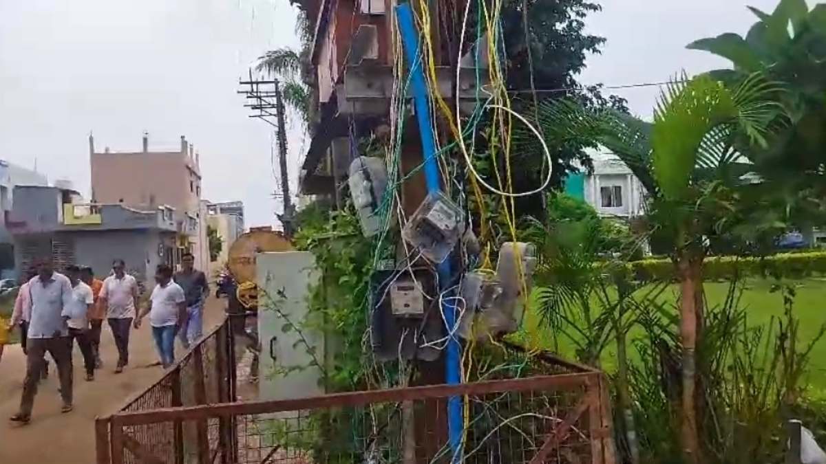 Vidisha: पॉश कॉलोनी में मूलभूत सुविधा न मिलने से परेशान रहवासी, कॉलोनाइजर के कार्यालय में जड़ा ताला