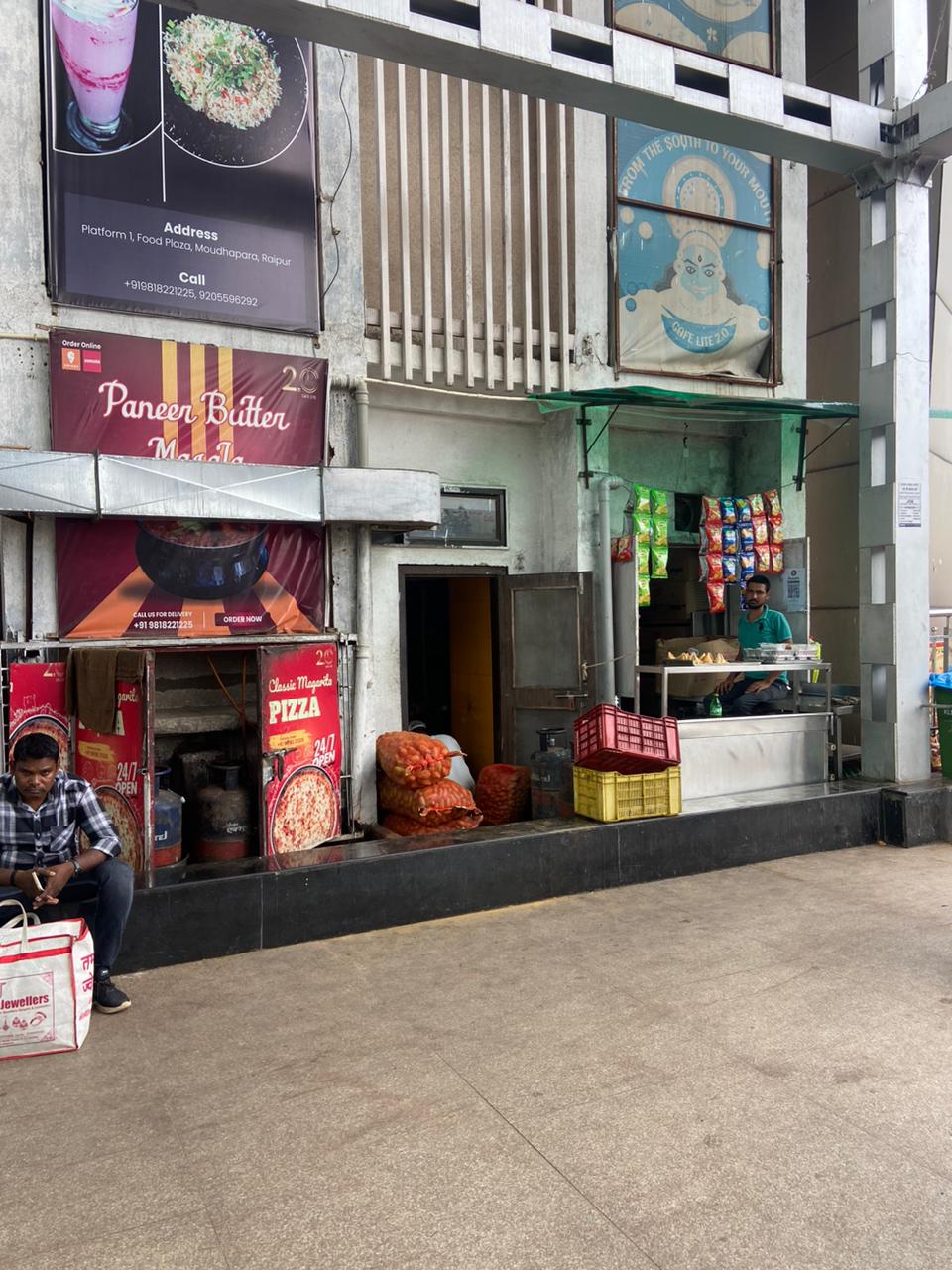 रायपुर रेलवे स्टेशन: कमर्शियल विभाग के अधिकारियों के आंखों में लगा जादुई चश्मा ? नहीं दिखाई दे रहा अवैध काउंटर… Sr DCM बोले- आप कौन है लल्लूराम जी मैं नहीं जानता