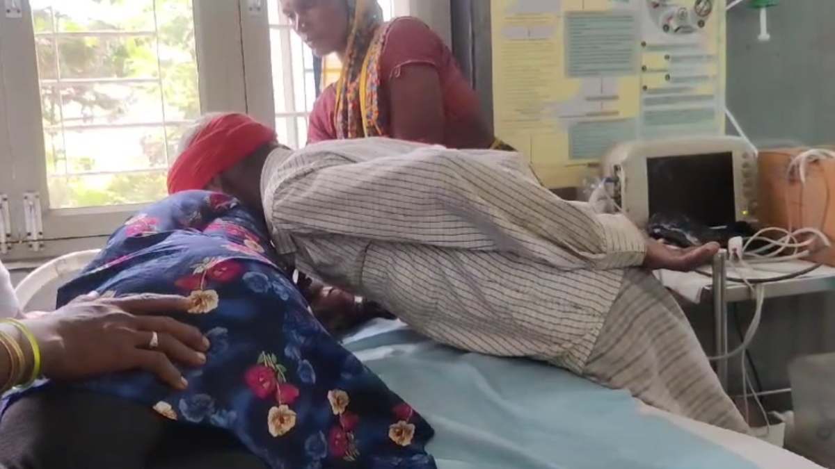 जिला अस्पताल में तंत्र-मंत्र! सांप के डसने पर महिला को दवा नहीं किया जा रहा झाड़फूंक, देखिए हैरान कर देने वाला Video