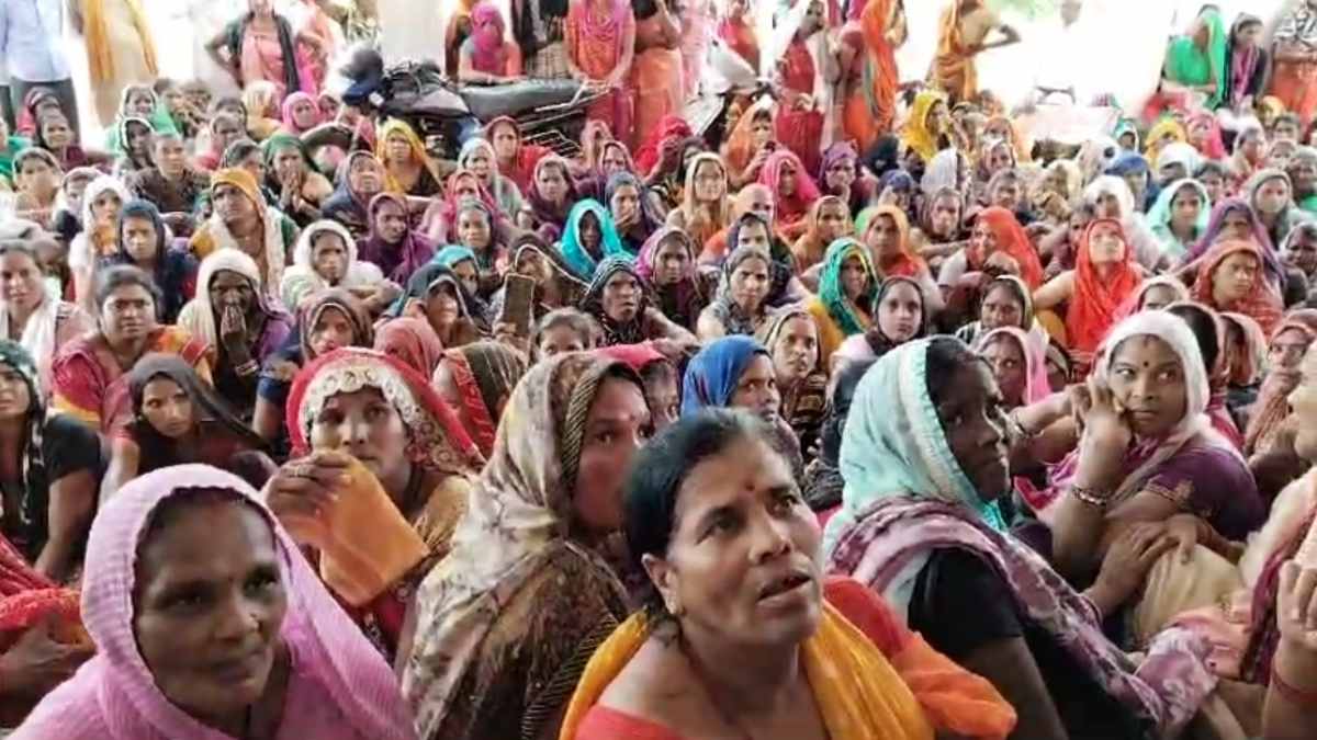स्व सहायता समूह की हजारों महिलाओं का हंगामा, इस आदेश को लेकर कलेक्ट्रेट में प्रदर्शन कर मुख्यमंत्री के नाम सौंपा ज्ञापन