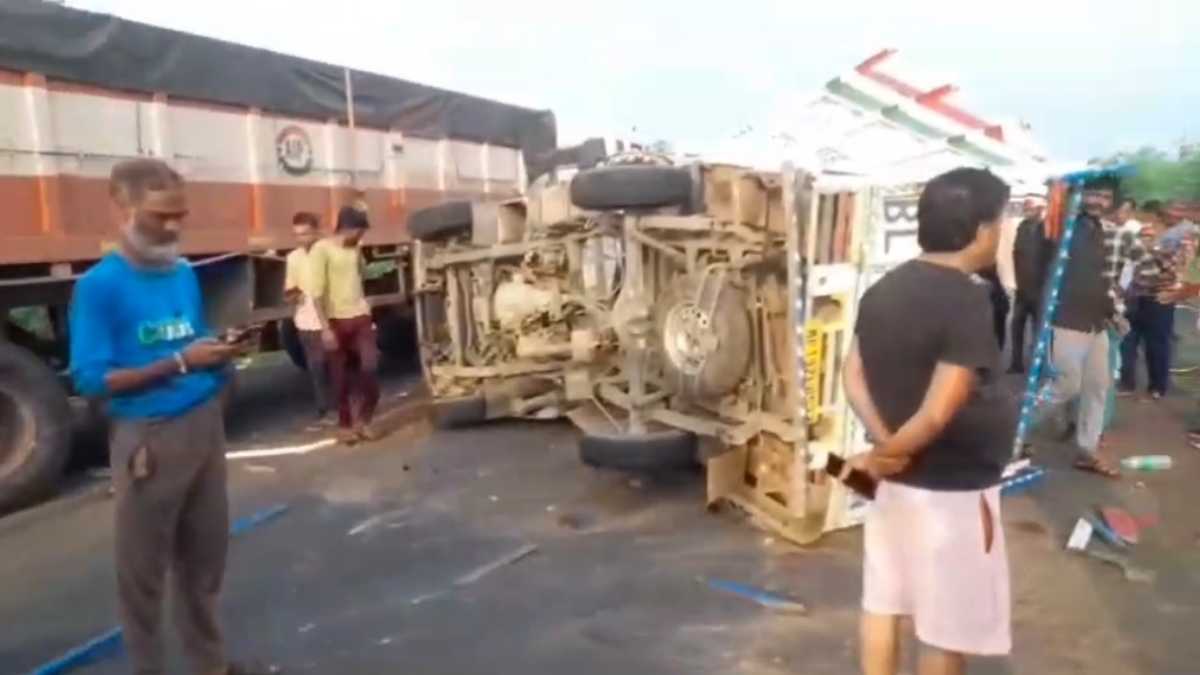 Road Accident: तेज रफ्तार पिकअप और ट्रक की हुई टक्कर, 15 लोग घायल
