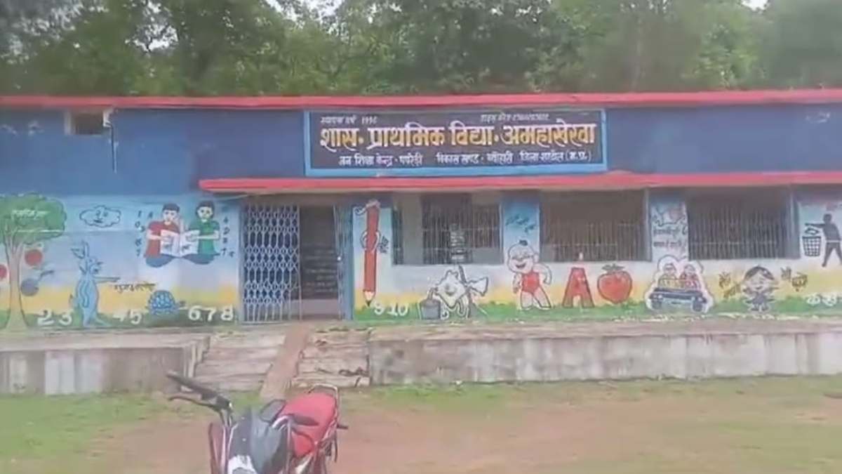 VIDEO: क्यों मैडम जी..! झटपट उठ कपड़े सही करने लगी मास्टर साहिबा, Video बनता देख हुई परेशान, जानें पूरा मामला