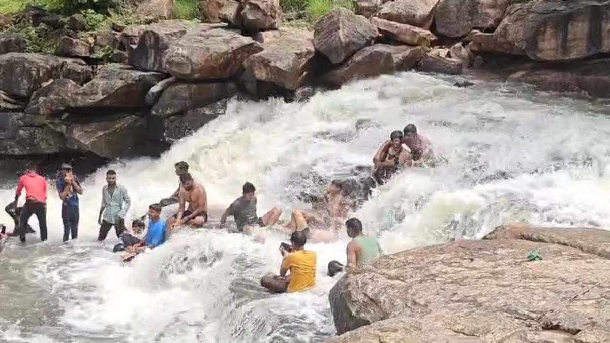 मिडघाट पर बढ़ी सैलानियों की भीड़: तेज बहाव में जान को जोखिम में डाल कर झरने में नहा रहे लोग, देखें वीडियो