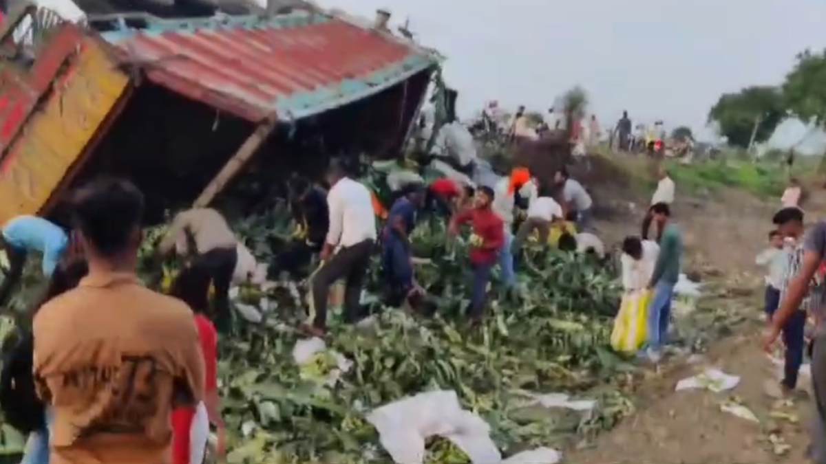 केले से भरा ट्रक पलटा: केला लुटने ग्रामीणों की लगी भीड़, जिसके हाथ जो लगा चलते बने