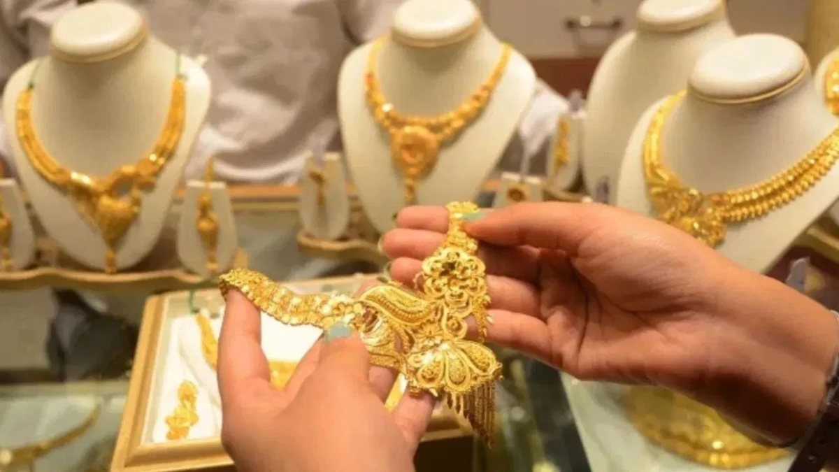Gold Silver Price Update : सोने और चांदी के भाव में आई जोरदार गिरावट, जानिए किस रेट में बिके आभूषण…