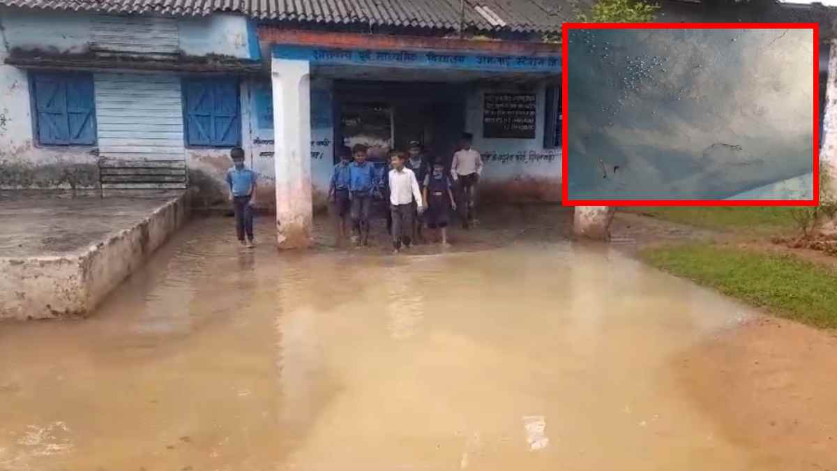 School या Swimming Pool? हल्की बारिश में तालाब में तब्दील हुआ सरकारी स्कूल, जान जोखिम में डाल स्कूल जा रहे छात्र
