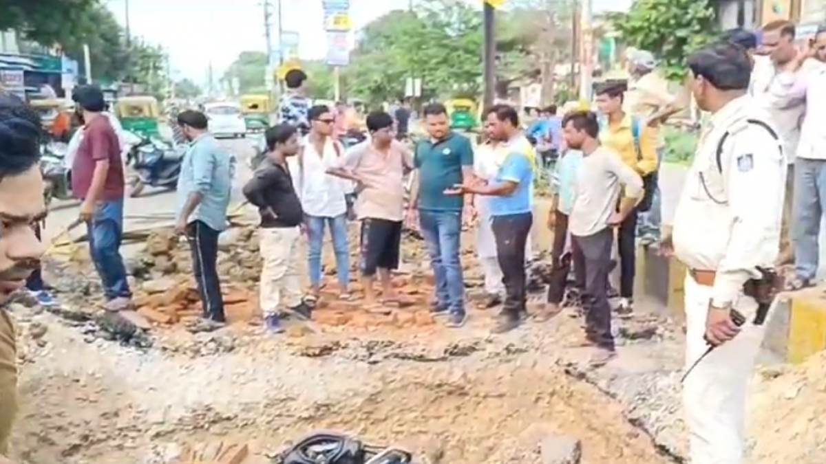 निगम की लापरवाही बनी जानलेवा: निर्माणाधीन सीवर चैंबर में गिरे स्कूटर सवार, एक की मौत 2 घायल
