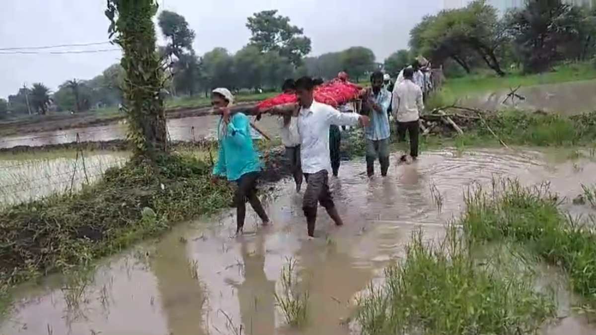 ‘बारिश में अंतिम संस्कार करना मुश्किल’, श्मशान घाट न होने से ग्रामीण परेशान, प्रशासन से की ये अपील