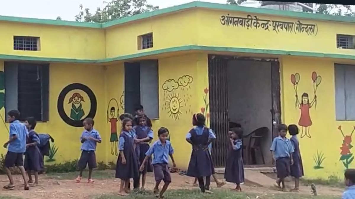 लापरवाह सिस्टम की भेंट चढ़ी नौनिहालों की शिक्षा, 10 लाख मिलने के बाद भी नहीं बन पाया स्कूल का अतिरिक्त कक्ष, गर्मी में पेड़ तो बरसात में आंगनबाड़ी में पढ़ने को मजबूर…