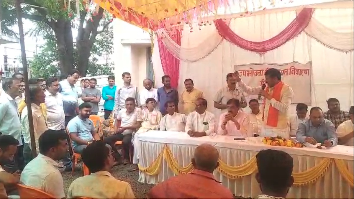 बिजली अधिकारी को विधायक ने लगाई फटकार: कार्यक्रम छोड़ चले गए थे, MLA बोले- ये आपको शोभा नहीं देता