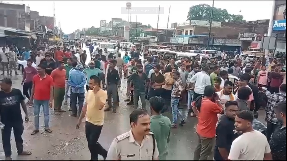 दूध पीने बाजार गए युवकों से मारपीट: इलाज के दौरान 1 की मौत, परिजनों ने हाइवे पर शव रखकर किया प्रदर्शन 