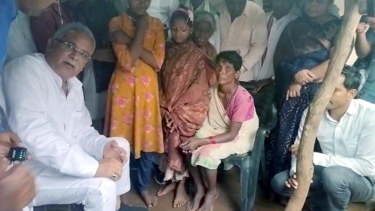 पूर्व मुख्यमंत्री भूपेश बघेल बरसते पानी के बीच पहुंचे बैगा बाहुल्य गांव, उल्टी-दस्त से मौतों पर सरकार को घेरा…