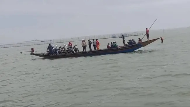 चिल्का झील में फंसी 17 यात्रियों को ले जा रही नाव