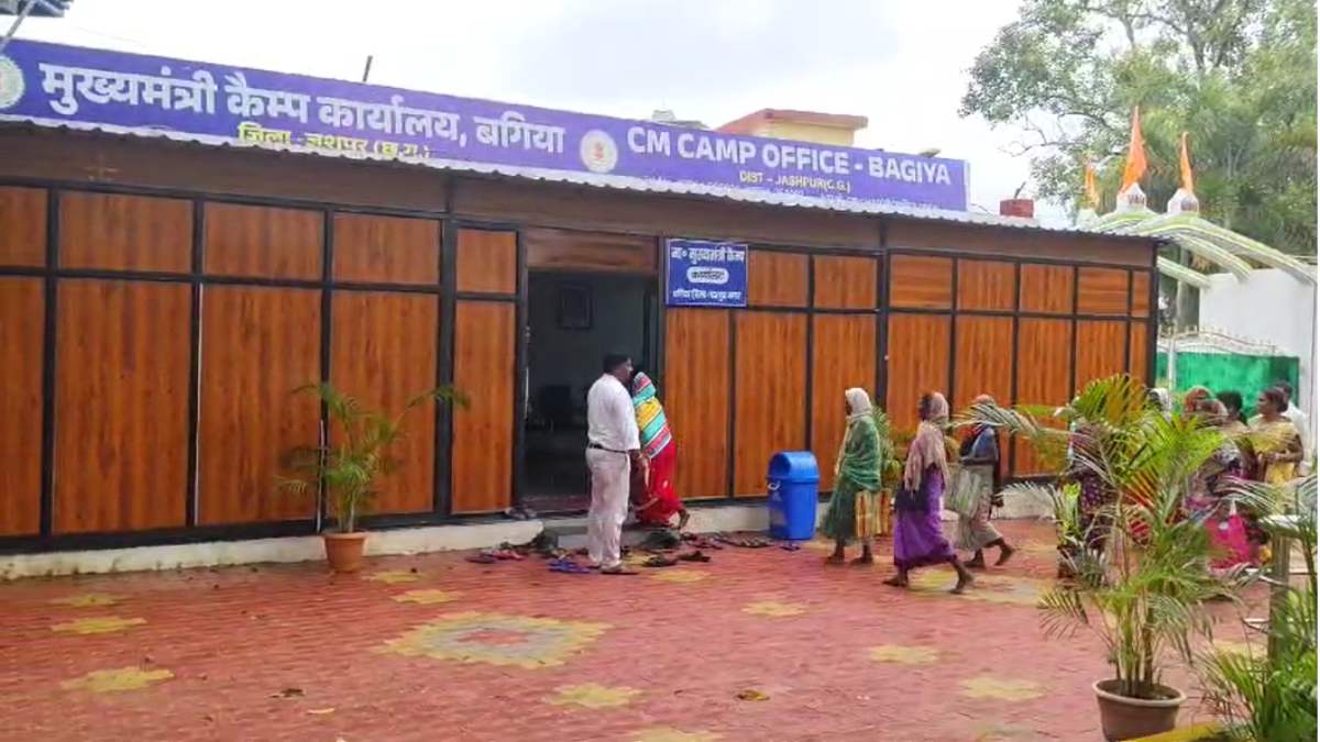 बगिया का मुख्यमंत्री कैंप कार्यालय बना जनसामान्य के लिए आस का केंद्र, बड़ी संख्या में अपनी समस्याओं को लेकर पहुंच रहे लोग