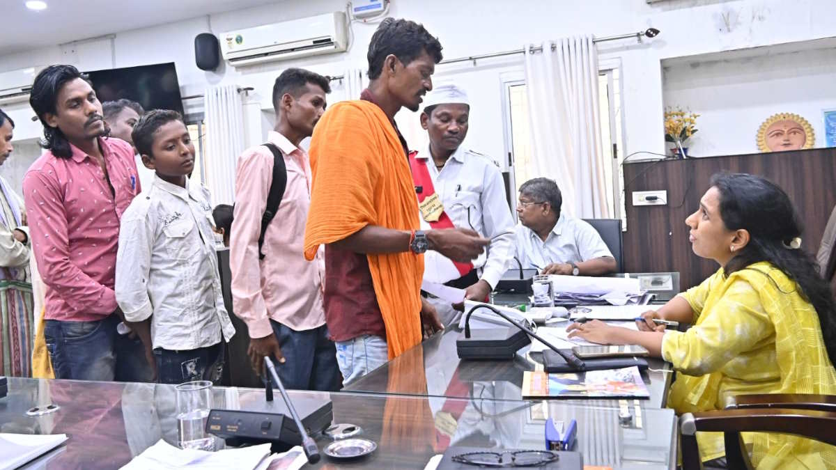 ‘साहब, प्रेमिका से मुझे मिलवा दो,’ कलेक्टर जनदर्शन में प्रेमी ने लगाई गुहार…