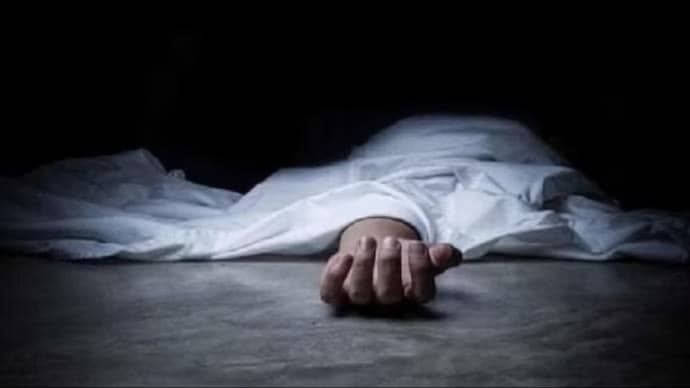 बिस्तर में गली हुई लाश मिली, इलाके में फैली सनसनी