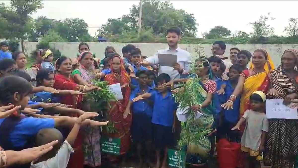 एक पेड़ मां के नाम : कलेक्टर दीपक सोनी ने आंगनबाड़ी केंद्र में मां के नाम लगाया आम का पौधा…