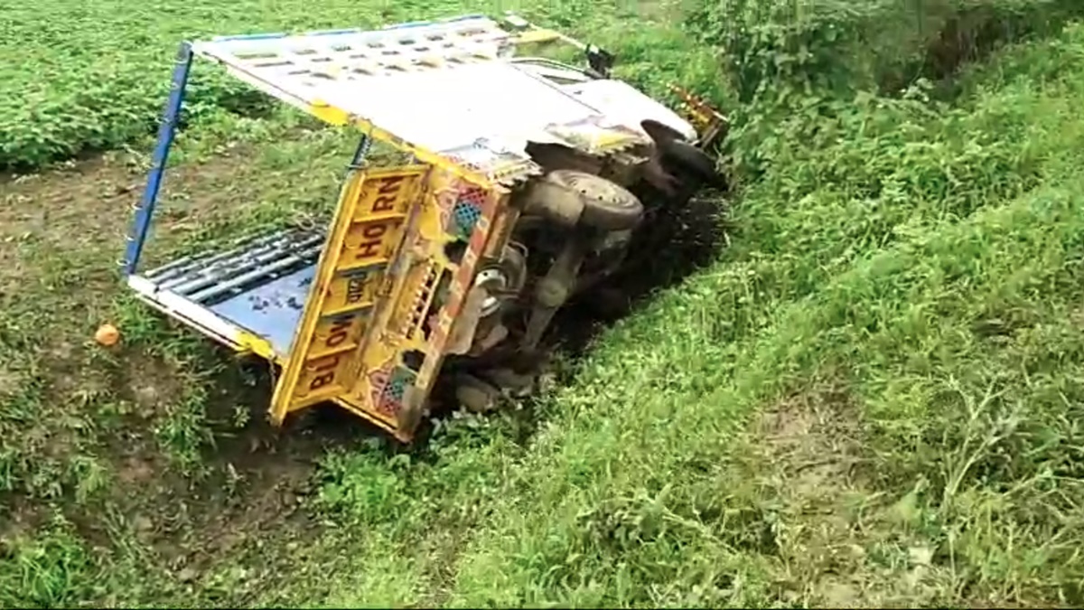 MP में कांवड़ यात्रियों से भरा पिकअप पलटा, हादसे में बच्चे और महिलाएं घायल, मंदिर से लौटने के दौरान हुआ हादसा