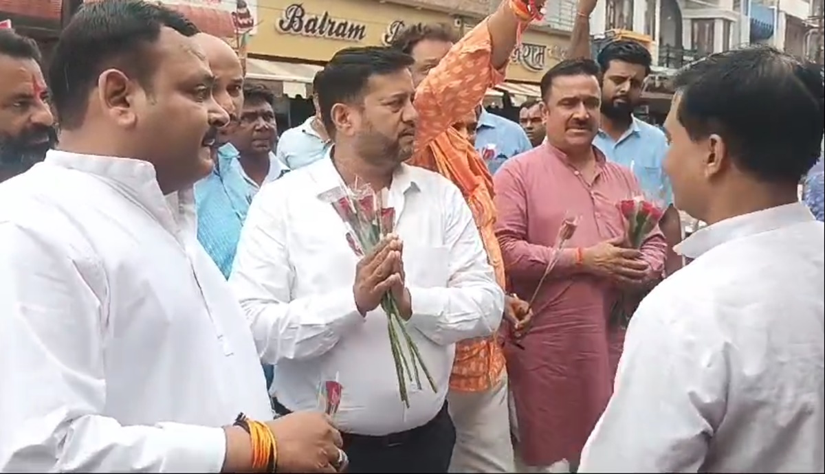 सभापति का अनोखा अंदाज: अतिक्रमण करने वाले व्यापारियों को दे रहे गुलाब, बोले- काकी जामुन बेचो लेकिन लाइन से पीछे…