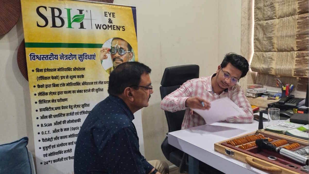 NEWS 24 MP-CG, लल्लूराम डॉट कॉम में लगा नेत्र शिविर, साईं बाबा आई हॉस्पिटल के विशेषज्ञों ने की जांच