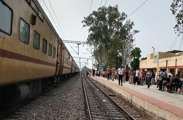 पंजाब : ट्रेन में बम की अफवाह से मची भगदड़