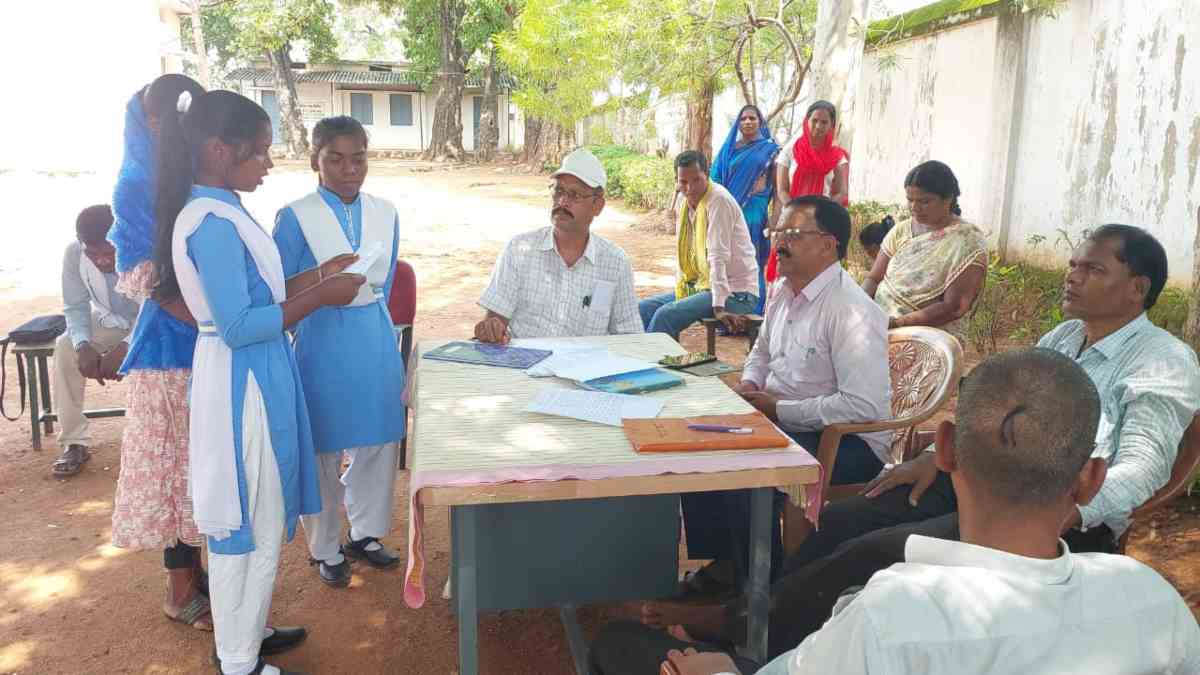 मंत्री के गृहग्राम के छात्रावास का मामला : छात्राओं का आरोप – दैनिक उपयोग की वस्तुएं नहीं देती अधीक्षिका, टॉयलेट की सफाई भी कराती है, कलेक्टर से की शिकायत