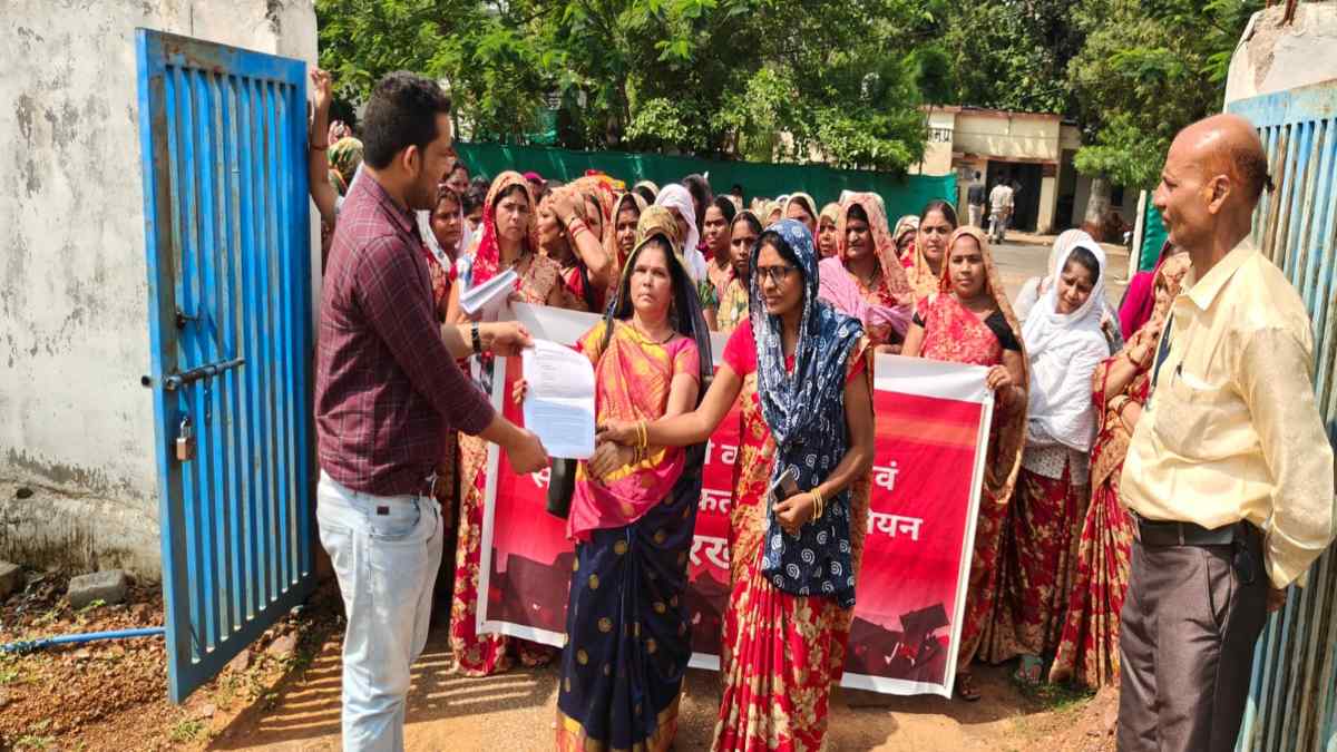 Katni News: आंगनबाड़ी कार्यकर्ता और सहायिका पहुंचीं SDM ऑफिस, 16 सूत्रीय मांगों को लेकर निकाली रैली