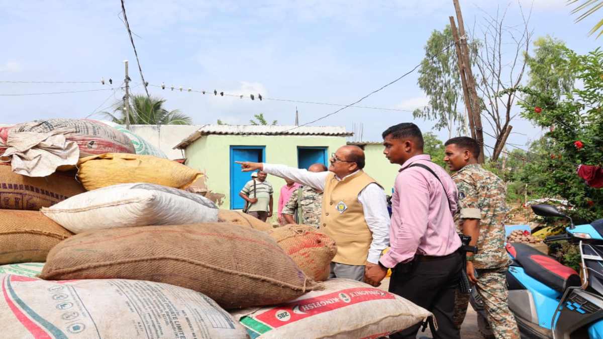 जिला प्रशासन की टीम ने व्यापारी के ठिकाने पर दी दबिश, 150 बोरी से अधिक पीडीएस चना और गुड़ जब्त