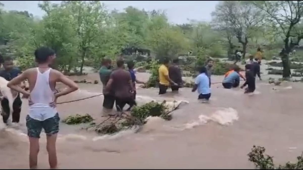 ग्वालियर में भारी बारिश से हाहाकार: ग्रामीणों ने जान जोखिम में डालकर किया बकरियों का रेस्क्यू, देखें Video