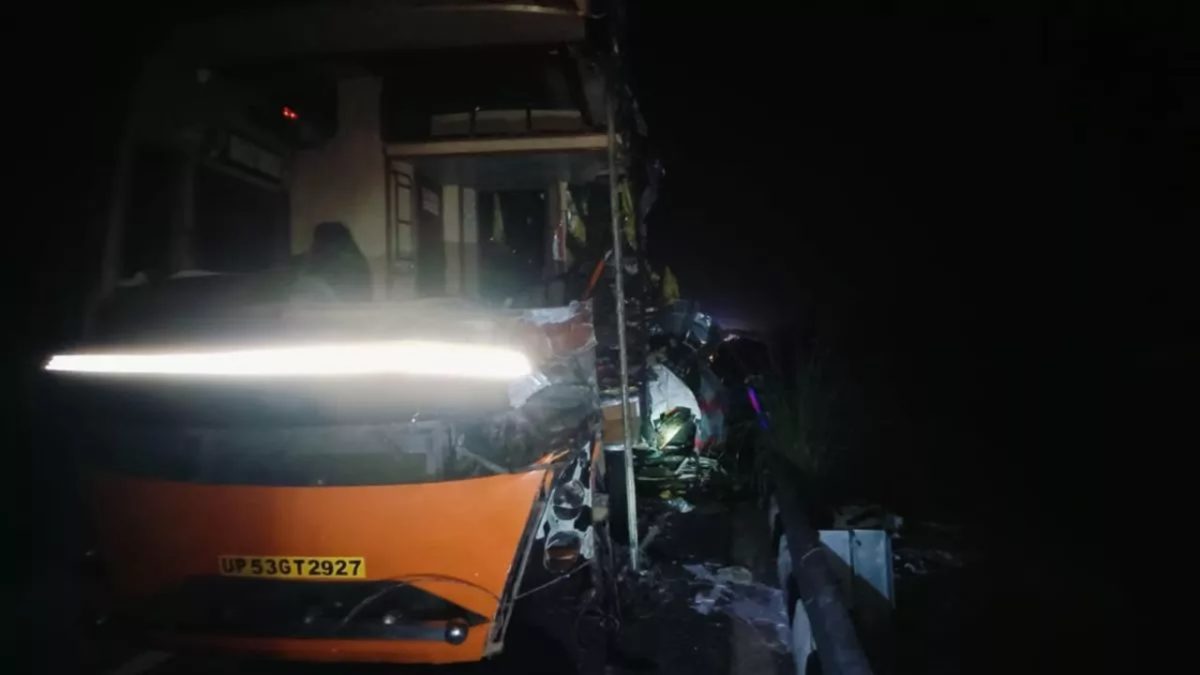 UP Road Accident: पूर्वांचल एक्सप्रेसवे पर ट्रक ने यात्रियों से भरी बस को मारी टक्कर, 5 की मौत