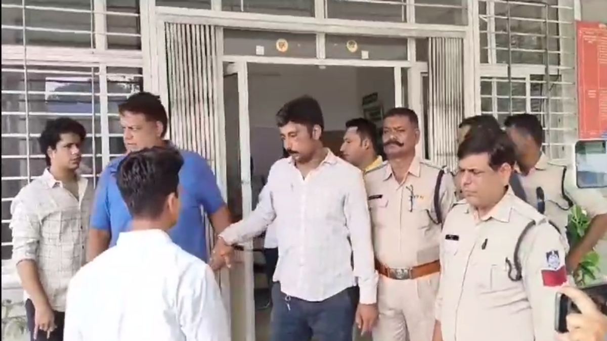 RSS पदाधिकारी की बेरहमी से पिटाई: भाजपा नेताओं पर लगा आरोप, सिंधी समाज के लोग पहुंचे थाने